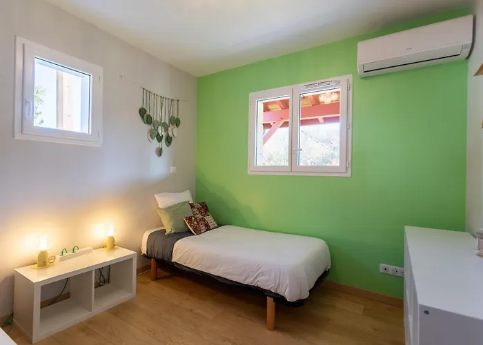 - Dorine Aroue-Ithorots-Olhaiby